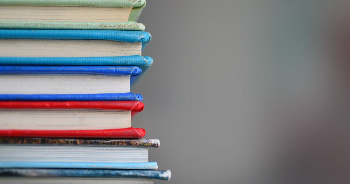 كتب مرتبة على رف مكتبة رقمية