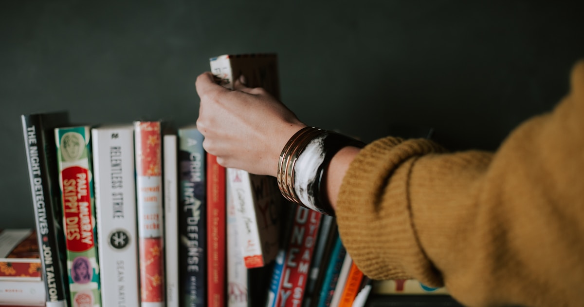 أوراق علمية ومراجع أكاديمية على مكتب عمل