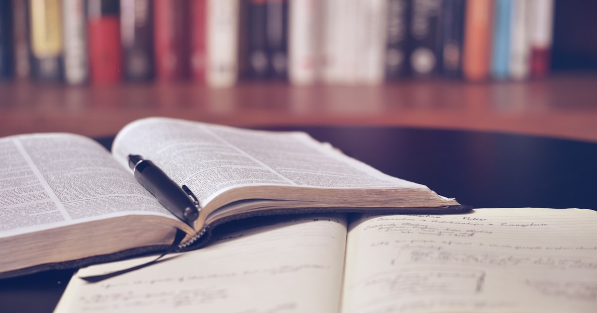 كتب مفتوحة وأوراق بحثية على مكتب