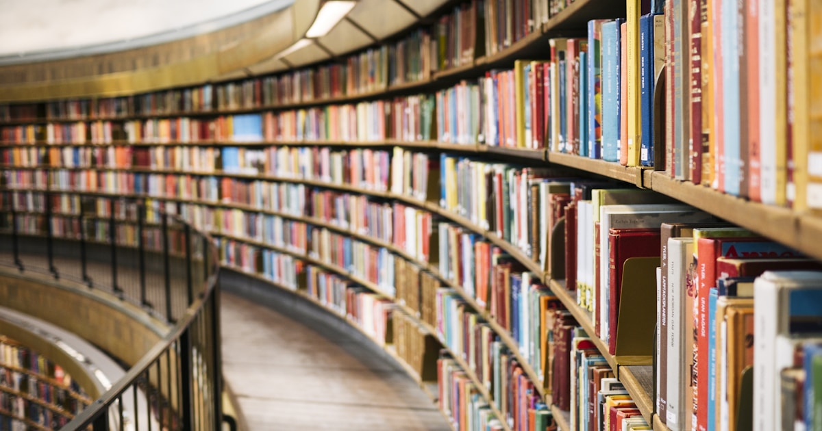 كتب أكاديمية مكدسة على مكتب قراءة